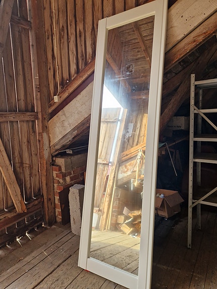 Korkea peili, peilikaapin ovi.