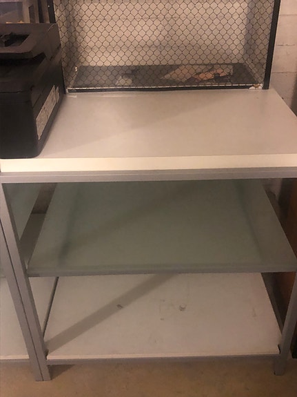 3 valkoista pöytää, hinta yhteensä
