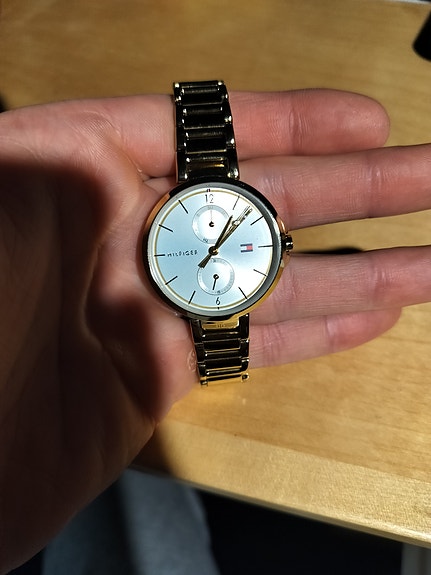 Tommy Hilfiger kullan värinen kello