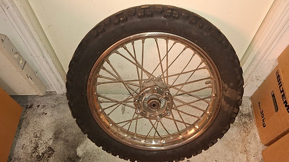 Mopon takarengas 110/80 -18 ja vanne