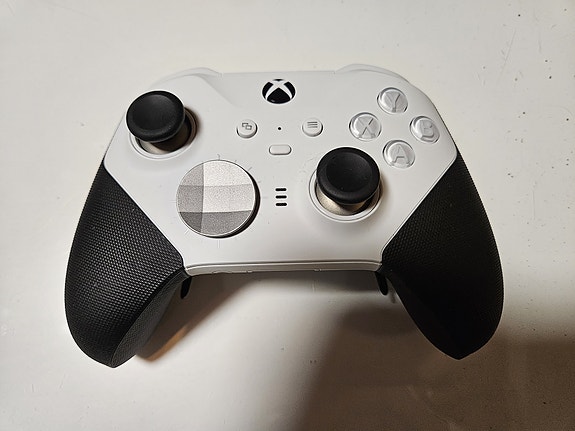 Xbox Elite Core Series 2 ohjain takaliipasimilla