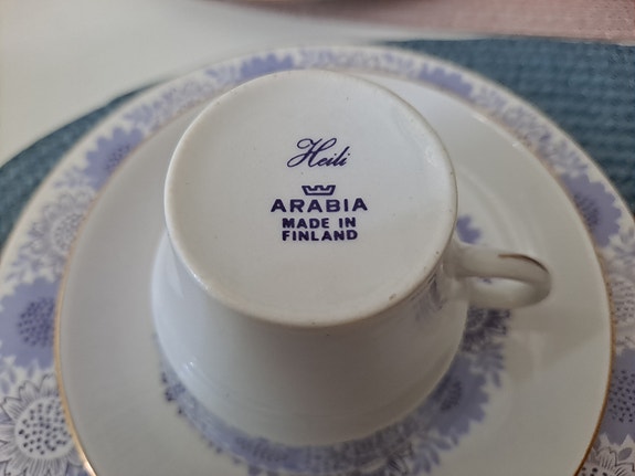 Arabia Helja kahvikupit ja lautaset