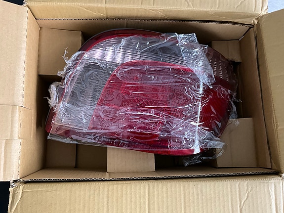 Toyota Yaris vm. -99-03 oikea takavalo uusi