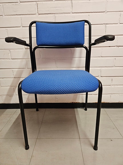 Kinnarps työtuoli käsinojilla sininen