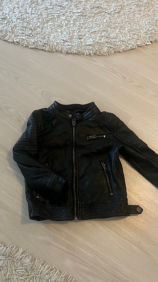 Lindex musta tekonahkatakki, koko 98