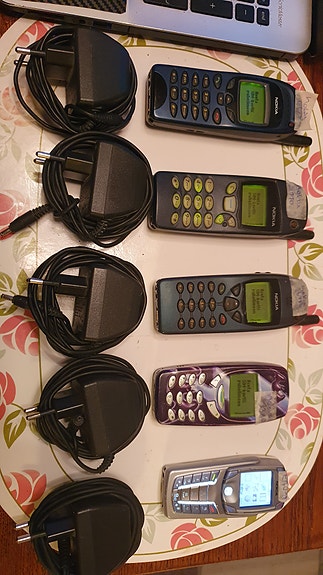 Erä nokia puhelimia 6150/5110/6110/3310/E70-1+laturit näihin.