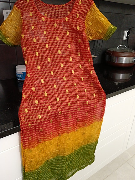 Punainen kultainen mekko