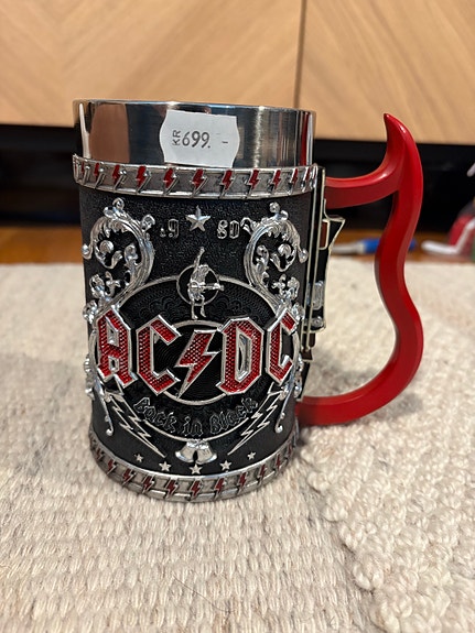 AC/DC Back In Black Teräsmuki Punainen Kahva