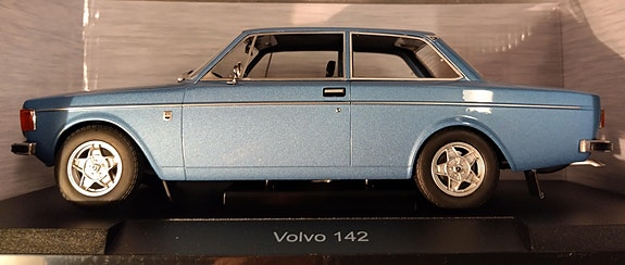 Volvo 142 sininen  1/18