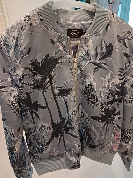ONLY naisten bomber takki koko 34