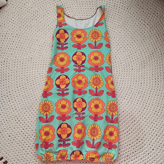 Värikäs mekko