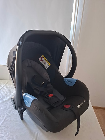 Kinderkraft Lasten turvaistuin musta sinisillä yksityiskohdilla