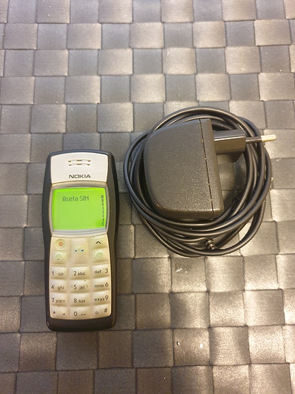 Nokia 1100 + laturi