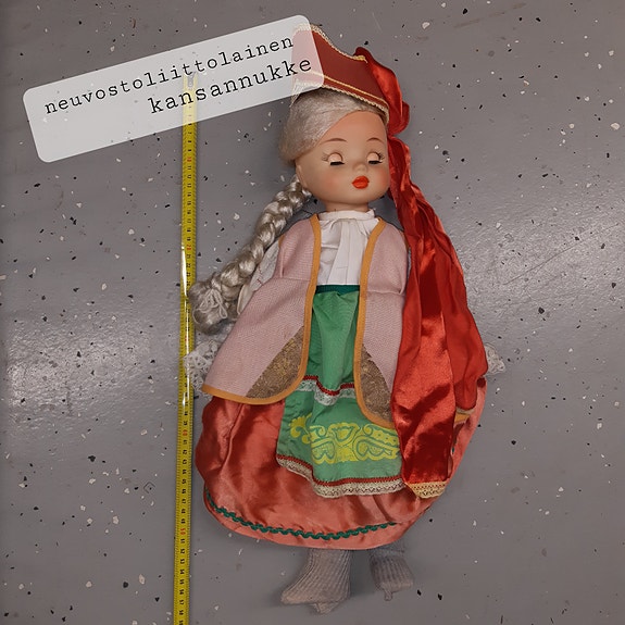 Keräily-matkamuisto nukkeja. Vanhoja