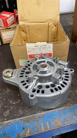 Toyota laturin takapään runko-osa 27350-64030
