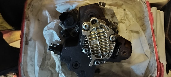 Volvo V70 D5 korkeapainepumppu mustakoppaanen