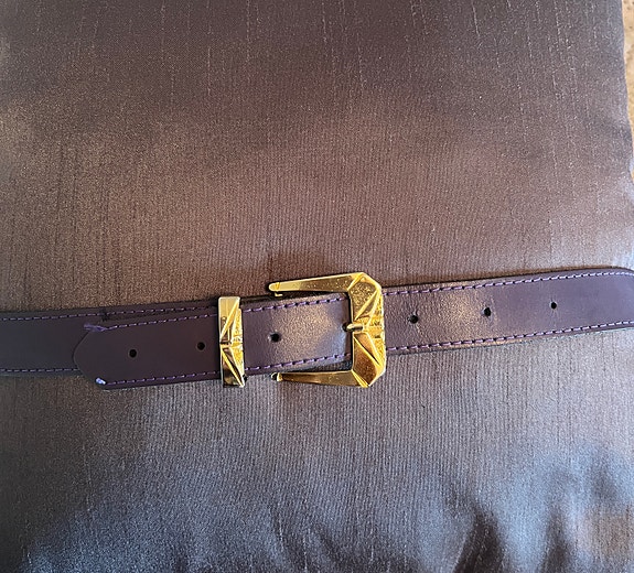 Violetti vyö, kullanvärinen solki, 90 cm, 2,5 leveä
