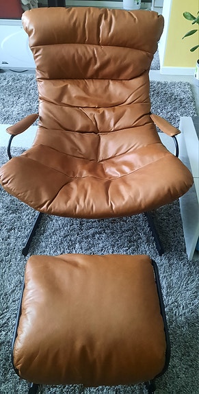 Myydään nahkaiset nojatuolit ja rahi