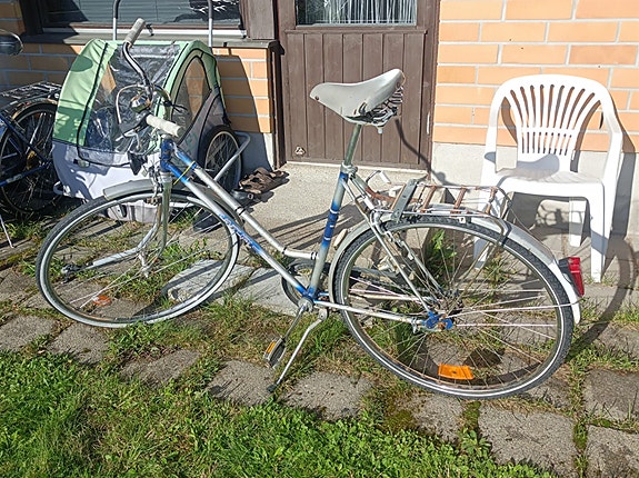 Tunturi 28 tuumaa dynamovaloilla edessä ja takana