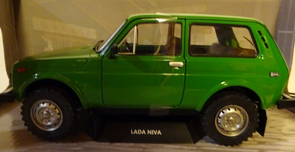 Pienoismalli Lada Niva  1/18