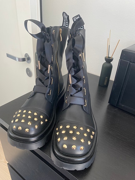 Käyttämättömät Versace saappaat koko 38