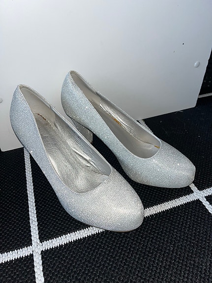 Hopeiset glitter juhlakengät