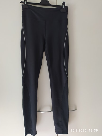 Myydään naisten leggingsit