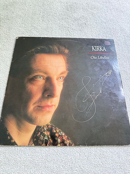 Kirka Ota Lähellesi LP-levy signeerattu