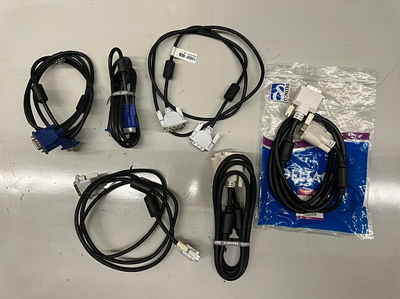VGA ja DVI -kaapeleita
