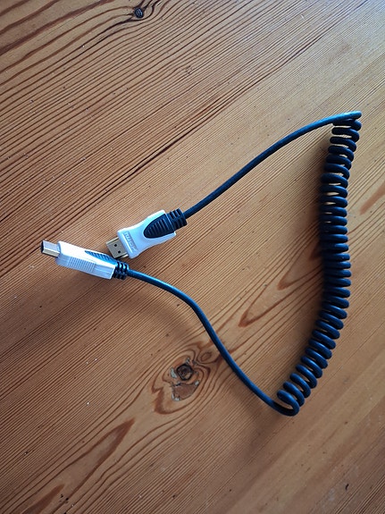 USB-jatkojohto kierretty musta