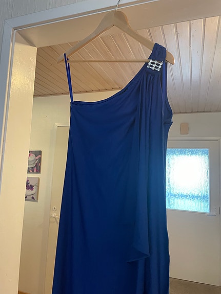 Sininen juhlamekko
