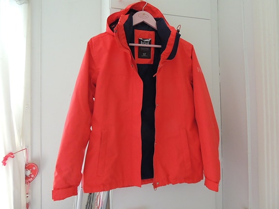 Helly Hansen takki punainen hupulla S 36