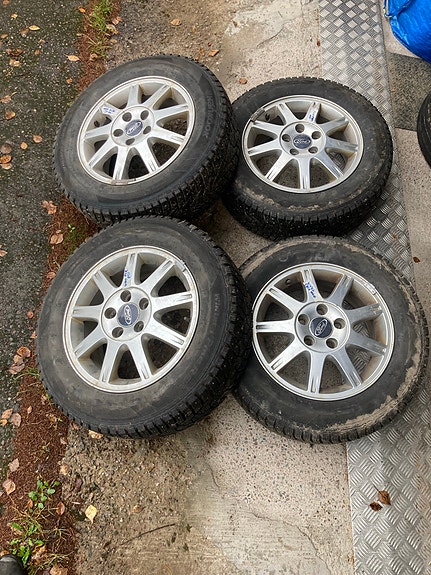 195/65/R15 Hankook nastarenkaat Ford aluvanteilla