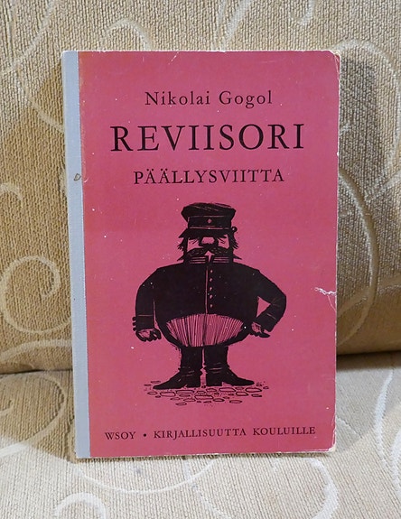 Gogol - Reviisori, Päällysviitta