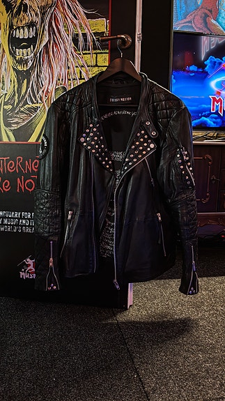 Biker nahkatakki niiteillä