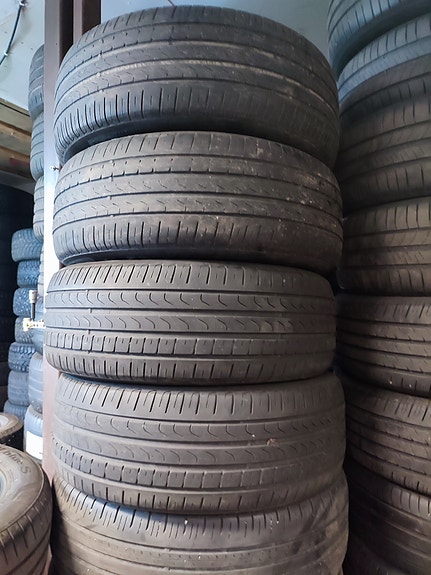225/60/17 Pirelli kesärenkaat 4 kpl,pinta 2x4mm ja 2x5mm