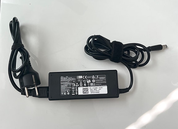 DELL 90 W:n kannettavan tietokoneen virtalähde