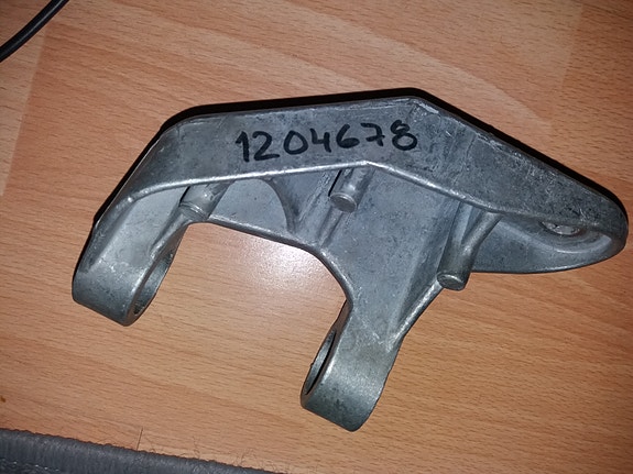 Laturin korvakko Opel Kadett-E / Corsa-A / Corsa-B / Astra-F / Vectra-A