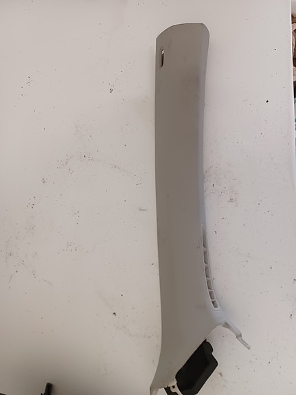 VW GOLF VI 1,6tdi A-pilarin verhoilu oikea ylä 1K9867234A