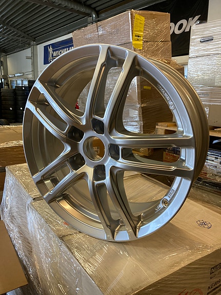 4kpl Uudet alut 17” 5x114,3 Dezent alut