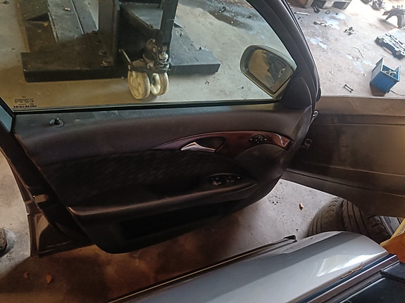 Mercedes Benz w211 e220 vasen etu ovi