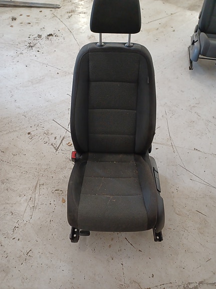VW GOLF VI 1,6tdi Istuin vasen etu 1K4881105PA