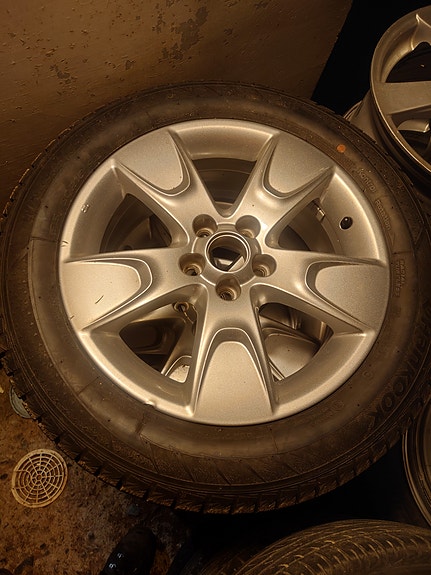 195/60R16 kitkarenkaat aluvanteilla