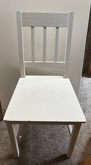 Valkoinen puutuoli selkänojalla