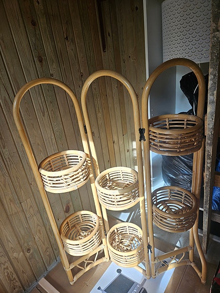 Rottinkinen kukkapöytä