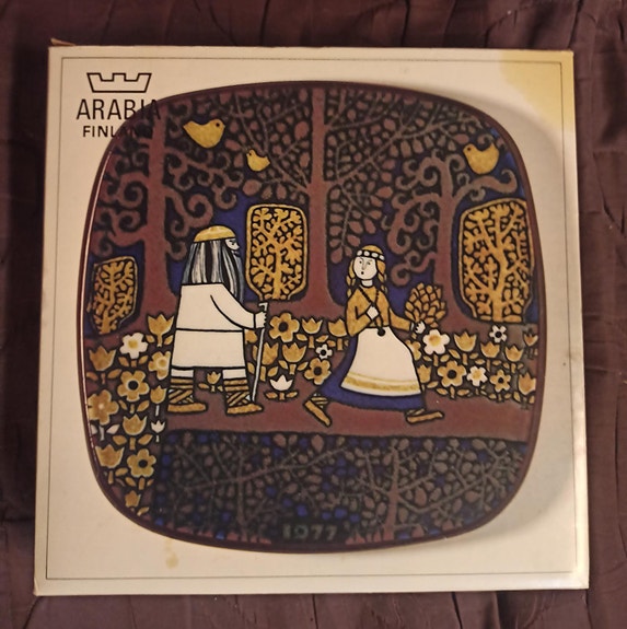 Keräily ARABIA vuosilautanen 1977 paketissa, posliini