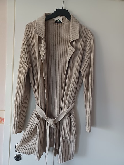 Beige neuletakki