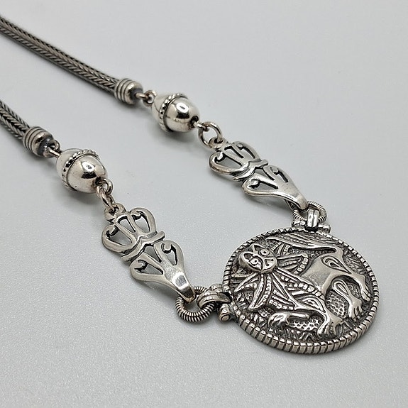 Kaulakoru, Aurinkoleijona, Kalevala Koru, hopeaa
