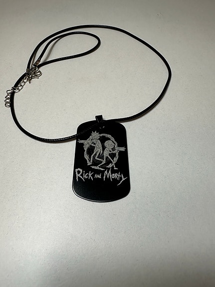 Kaulakoru teräs Rick and Morty kuvalla ja tekstillä