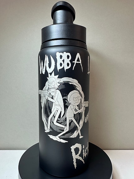 Kevyt alumiini juomapullo. Ei ole termos.   Rick and Morty kuvalla ja tekstillä